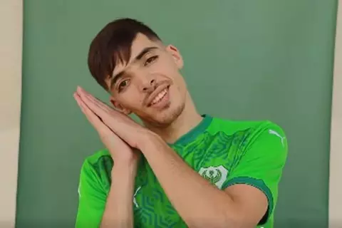  رسالة عبر التليفون وباسورد 1920.. كيف أعلن المصري عن تجديد عقد دغموم؟ (فيديو)